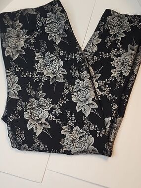 Chico's Black Knit Pull On Fancy Pants with Subtle Silver Floral Print